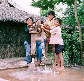 [Photo:Well and children in Vietnum on Dec.1995]